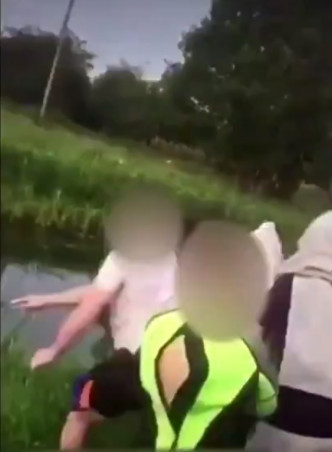 兩名男童推女子落運河水中。網上影片截圖