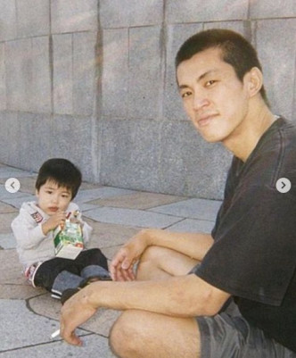 堀米雄斗（左）小时候与父亲经常在有明都市运动公园附近玩滑板。网上图片