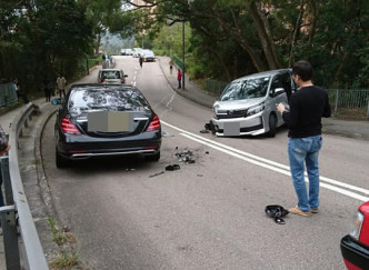 涉及的兩輛私家車。 香港突發事故報料區FB/網民Roy Kwok圖