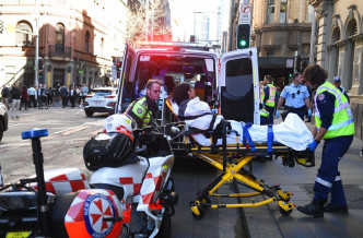 雪梨市中心發生當街斬人案。AP