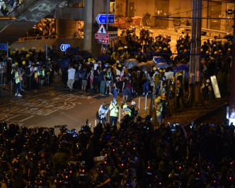 晚上警方开始驱散示威者，防暴警察及速龙小队追入西铁站，与示威者爆发混战。