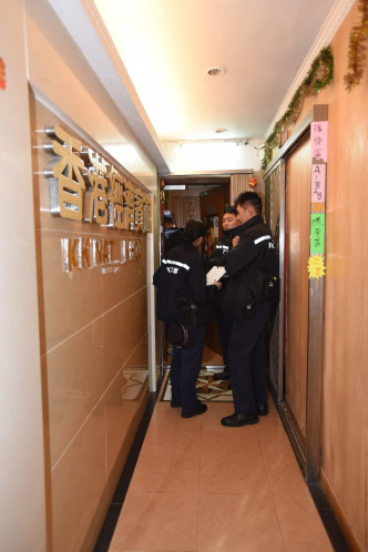 警員在3樓香港經濟賓館調查。 梁國峰攝