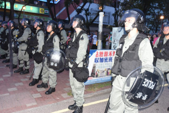 警员身穿特别保护衣。