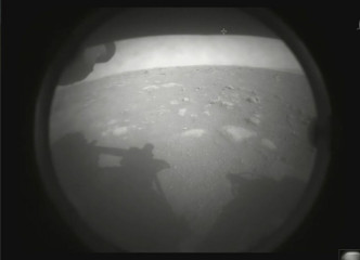 毅力号降落火星后，传回第一张火星影像。AP图片