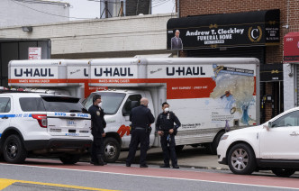 紐約市一家殯儀館將多具遺體存放貨車內。 AP