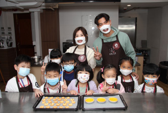 天宇和家旻跟小朋友们一起制作蛋挞及曲奇。