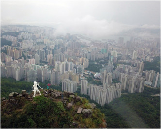 「香港民主女神像」放於山頂一塊小泥地上。網圖