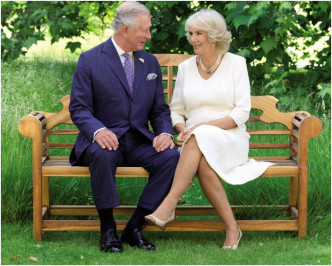 皇储查理斯伉俪在克拉伦斯宫花园对望。AP