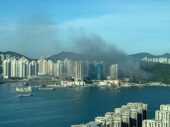 现场冒出大量浓烟。  香港突发事故报料区FB/网民FS Chan Edmond图