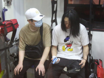 韩国籍男子（右） 由友人陪同送院。