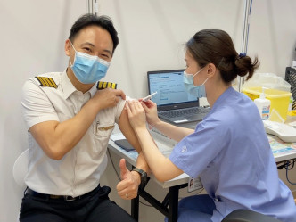 香港國際機場員工及機組人員分別接種疫苗。網誌圖片