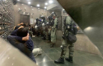 警察进入屯门逸生阁搜查市民。网上图片