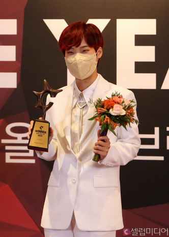 《文明特急》获网络综艺奖，由主席及制作人Jaejae领奖。（샐럽미디어图片）