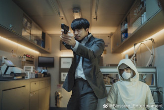 孔刘以须根look亮相，饰演面临死亡的前情报局特工。