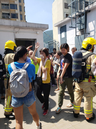 居民走火警上天台暂避。读者提供