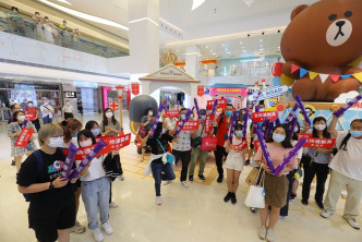 市民到將軍澳東港城支持何詩蓓。