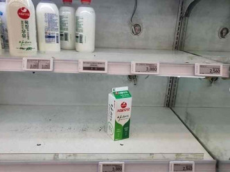 超市货架上无论拉面、米、牛奶、鸡蛋和急冻食品等都被扫光。网图