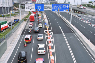 运输署呼吁司机改用右綫中区出口。