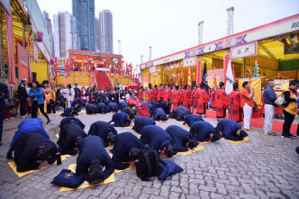 道长三跪九叩并诵经。