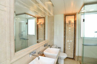 浴室设备保养不俗，并设窗户排走湿气。