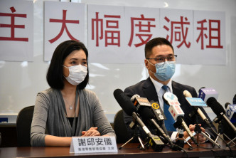 立法会批发及零售界议员邵家辉（右）及香港零售管理协会主席谢邱安仪（左）见记者。
