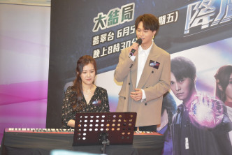 胡鸿钧（右）现场献唱，刘佩玥负责伴奏。