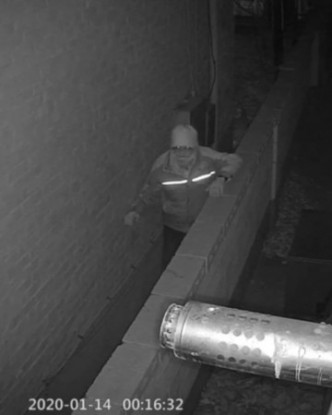 荷拉家门前的CCTV录到一名可疑男子试图按密码进入。