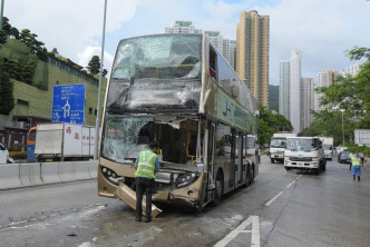 巴士下層車頭玻璃全碎裂，部分凹陷。黃文威攝