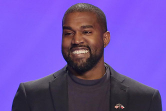 Kanye唱新歌時突然跪下，有指他是想向Kim表達心意。