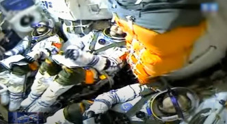3名太空人10時許已進入機艙。央視截圖