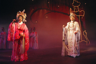 区嘉雯凭舞台剧《剑雪浮生》演「白雪仙」，夺得香港舞台剧奖「最佳女主角（悲剧/正剧） 。