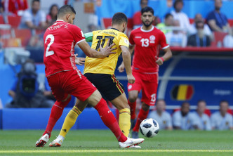 比利時夏薩特（中）被突尼西亞施安賓尤素夫爭控球。AP圖片