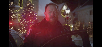 於《寶貝智多星》飾演麥哥利哥哥的Devin Ratray在新作飾演警察。