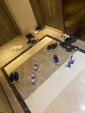 每對鞋都「東一隻、西一隻」。香港人點買樓FB圖片