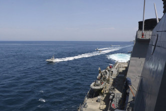 伊朗船隻靠近美國海軍艦隻。AP資料圖片