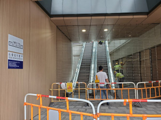 屯门兆麟综合大楼有工人在维修损毁的电梯。梁国峰摄