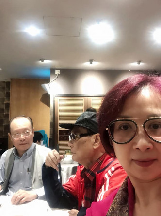 譚淑瑩陪爸爸跟朋友飲茶聚舊。（fb圖片）