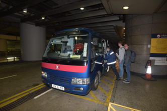 九龍站職員安排免費接駁巴士送乘客入機場。