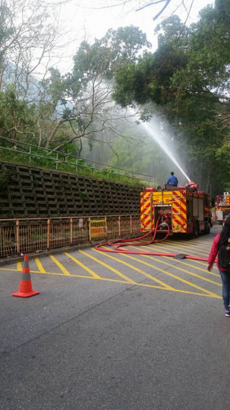 消防車開喉向山邊射水。網民程志紅圖片