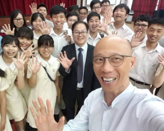 黄锦星跟考生们SELFIE好开心。