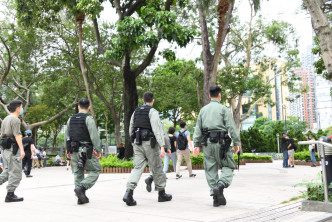 維園足球場暫時關閉，防暴警在維園出入口把守及巡邏。