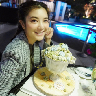 展鵬早前於社交網貼出太太與花花造型蛋糕的合照，並祝「美麗動人嘅陳太」生日快樂。