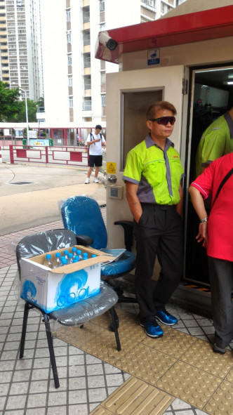 車長被迫在更亭門口額外放置兩張椅放置食水。