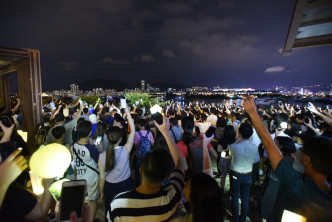 一批市民在观塘海滨公园参与花灯大会