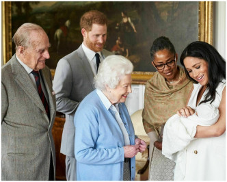 哈里夫婦帶阿奇見英女王。AP
