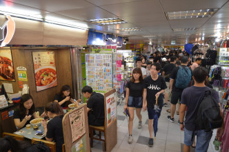 午後有大量黑衣人光顧葵涌廣場內的食肆。
