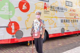 吕婆婆透过痛症诊疗服务改善脚部痛症。香港伤健协会图片
