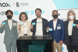 （右起）Joyce、杜Sir和Anson Lo（左）一同出席虛擬銀行廣告發佈會。