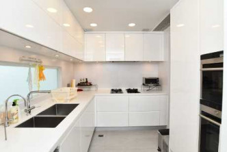 厨房为L型设计，空间偌大，橱柜及炉具齐全。