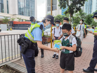 警员提醒学童交通安全。警方图片